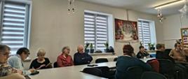 seniorzy podczas zajęć z psychologiem