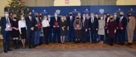 Przedstawiciele samorządów podpisujących z wicewojewody umowy o dofinansowanie