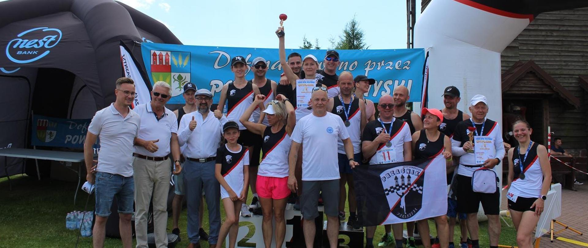 Na zdjęciu organizatorzy i uczestnicy zawodów „Cross Spod Wiatraka”.