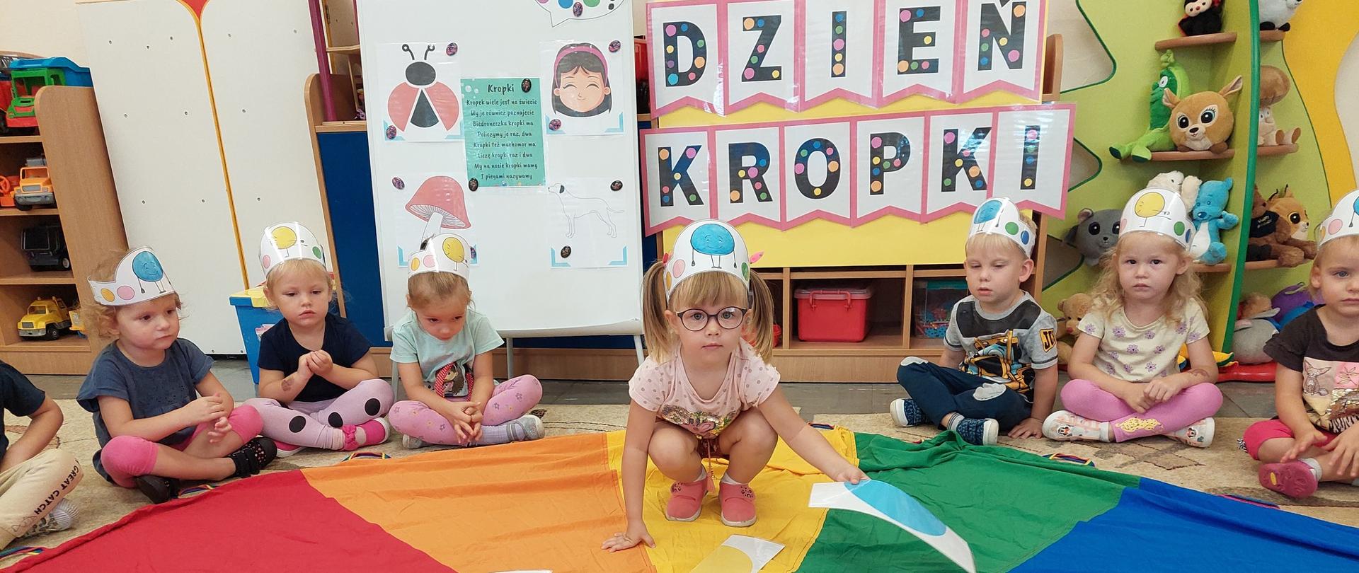 Dzieci przy napisie - Dzień kropki 