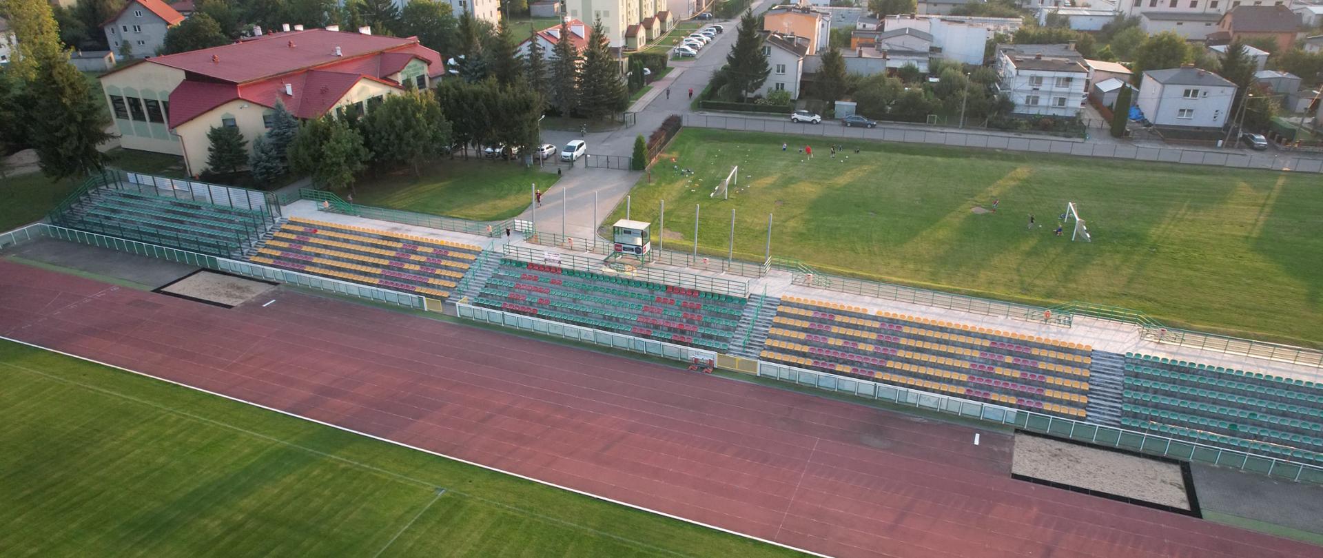 Stadion wraz z trybunami i bieżnią 