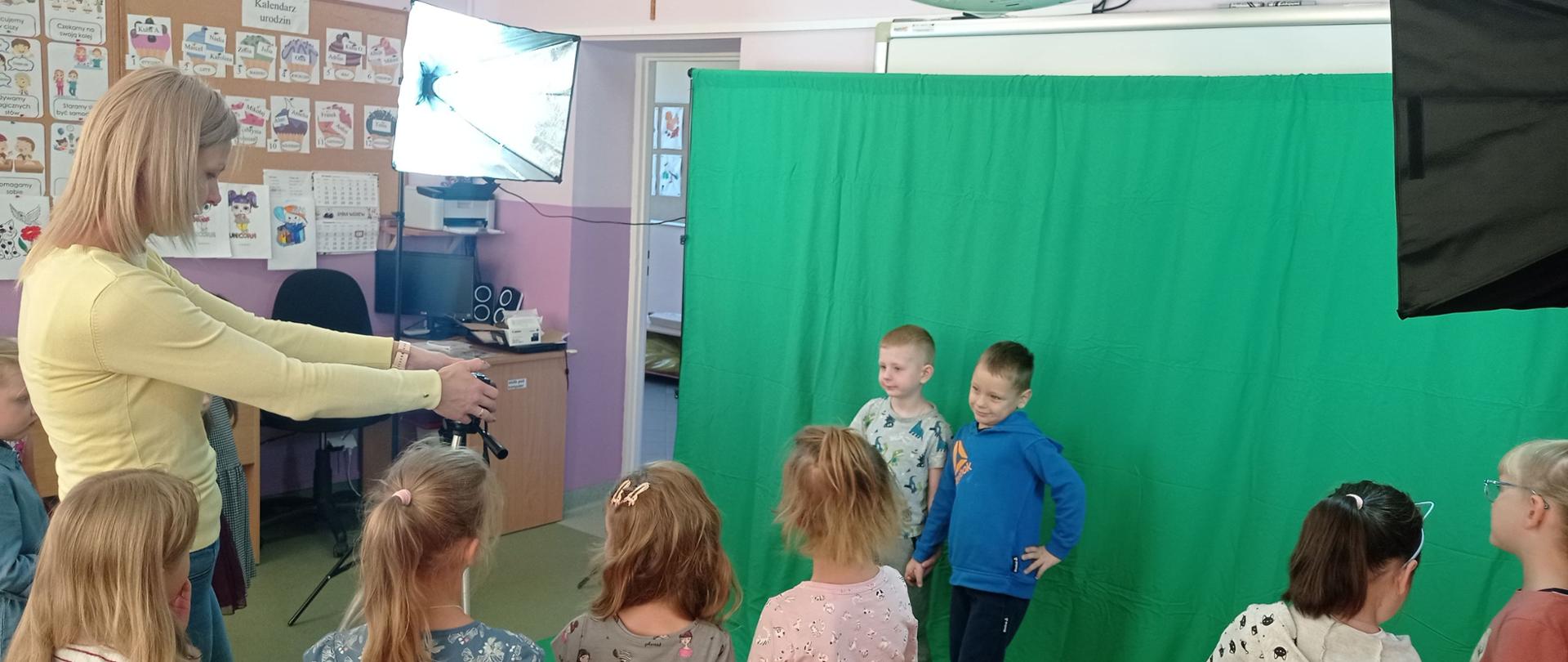 Nauczyciel wyjaśnia uczniom jak robić zdjęcia