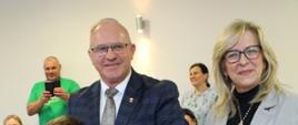 Moment wręczania nagród przez Starostę i Wicestarostę