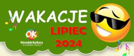 zielone tło białe i czerwone litery wakacje lipiec 2024 z prawej strony żółta uśmiechnięta głowa w czarnych okularach 