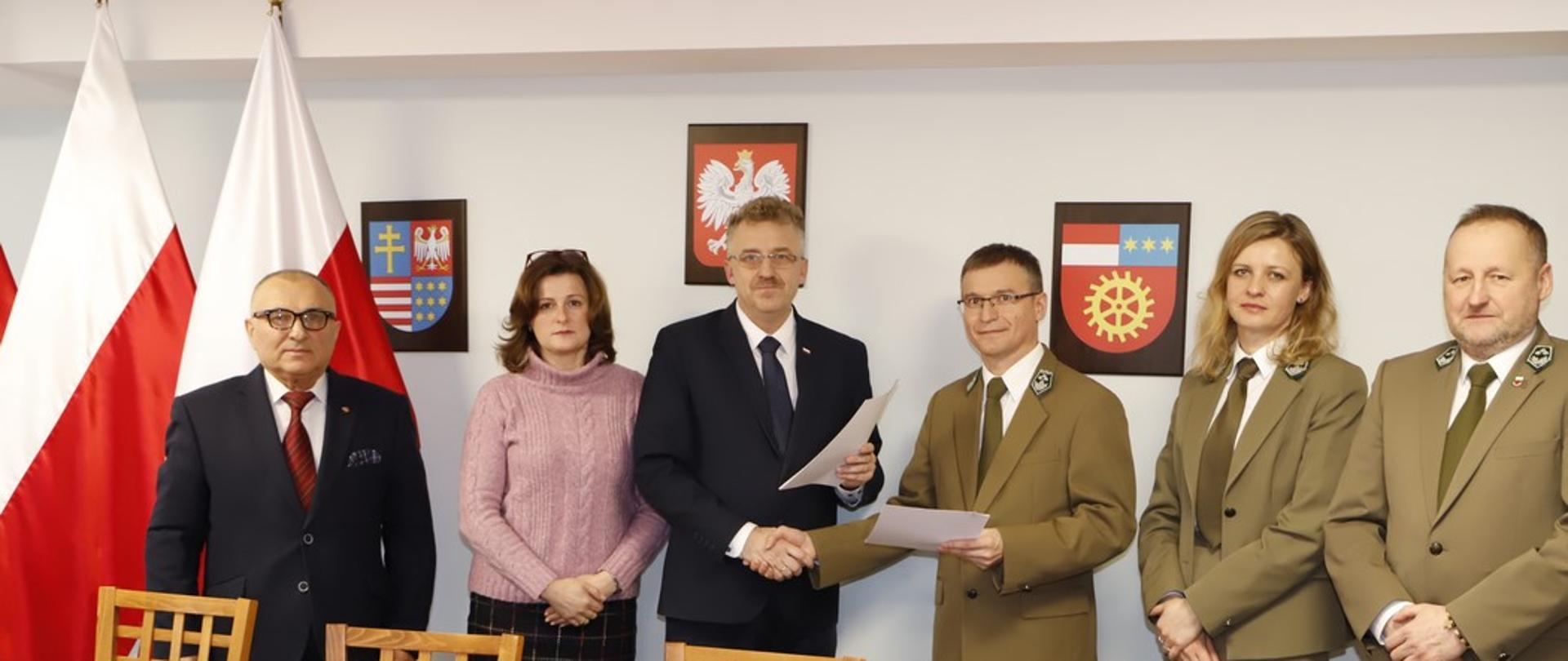 Podpisanie umowy pomiędzy Powiatem Koneckim i Nadleśnictwem Stąporków dot. remontu drogi powiatowej Nr 0449T Odrowąż - Gosań
