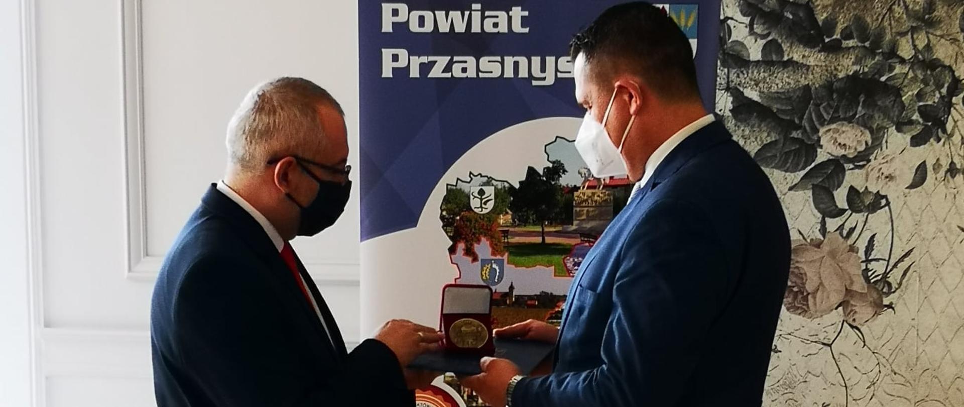 Starosta Przasnyski Krzysztof Bieńkowski wręcza medal "Gloria Prasnensis Terrae" Dyrektorowi przasnyskiego szpitala Grzegorzowi Magnuszewskiemu.