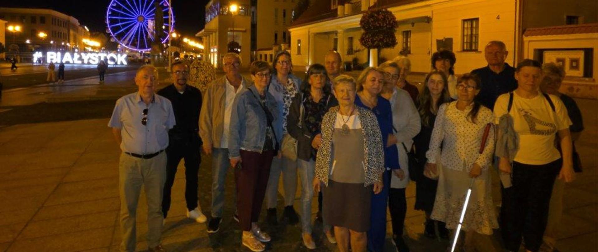 Uczestnicy wyjazdu pozują do zdjęcia