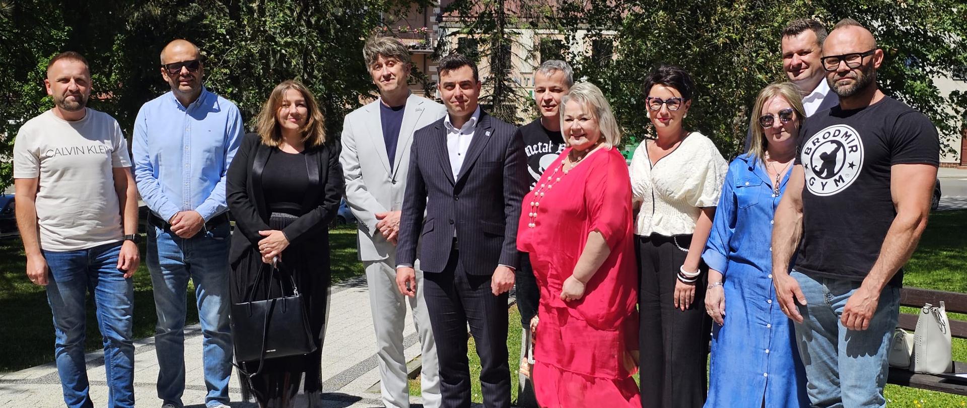 Zdjęcie pamiątkowe z przekazania strojów sportowych przez sponsorów do Szkół Podstawowych w Gminie Tyczyn. Od lewej Łukasz Synoś (Synoś), Piotr Oppenauer (Bumera), Dyrektor Szkoły Podstawowej w Kielnarowej Matylda Wróbel, Ryszard Kurpyta (AJ Profibud), Burmistrz Janusz Błotnicki, Grzegorz Przybyło (Uncle Clothing) Dyrektor Szkoły Podstawowej w Tyczynie Zofia Międlar Mruk, Dyrektor Szkoły Podstawowej w Borku Starym Magdalena Kawa-Szpala, Dyrektor Szkoły Podstawowej w Hermanowej Elżbieta Rożek, Rafał Pratko (Pratko Development), Mirosław Chrzanowski (Brodmir).