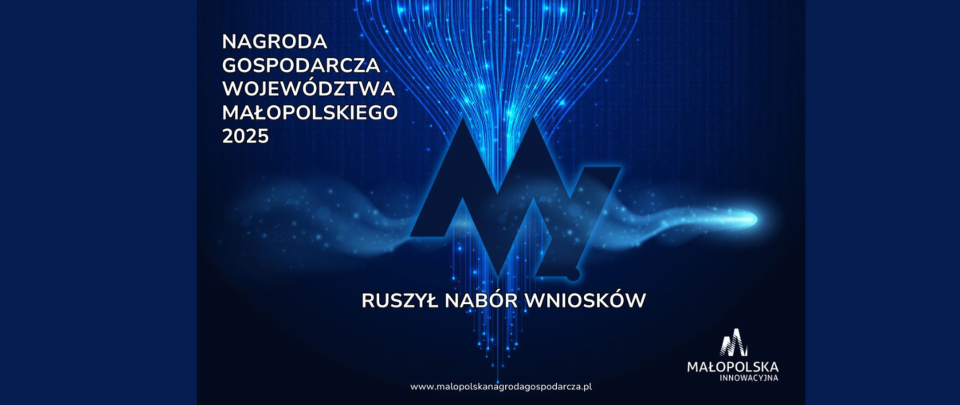 Promocyjna grafika Nagrody Gospodarczej Województwa Małopolskiego 2025. Tło jest ciemnoniebieskie, utrzymane w cyfrowym, futurystycznym stylu z jasnymi, niebieskimi świetlnymi smugami i iskrzącymi elementami. Centralnym elementem jest duże, stylizowane logo „M”. Poniżej znajduje się tekst informujący o rozpoczęciu naboru wniosków: „RUSZYŁ NABÓR WNIOSKÓW”. W prawym dolnym rogu umieszczone są logo oraz napis „MAŁOPOLSKA INNOWACYJNA”. Na dole widnieje adres strony internetowej: „www.malopolskanagrodagospodarcza.pl”.