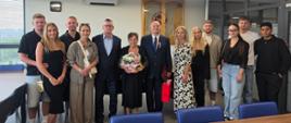 fotografia przedstawia pana Wójta oraz uhonorowane małżeństwo z rodzina