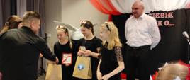 Hania Borowik, Marianna Cybulska i Helena Menska podczas II Wojewódzkiego Konkursu Piosenki „Dla Ciebie Polsko”.