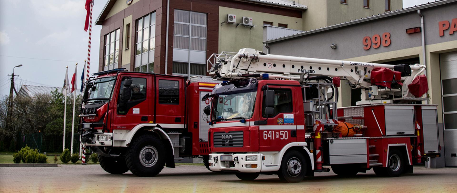 Grafika prezentująca św. Floriana gaszącego pożar oraz dwa samochody strażackie na tle sokołowskiej Komendy Powiatowej Państwowej Straży Pożarnej wraz z białym napisem "Dziękujemy za służbę!" umieszczonym na dole
