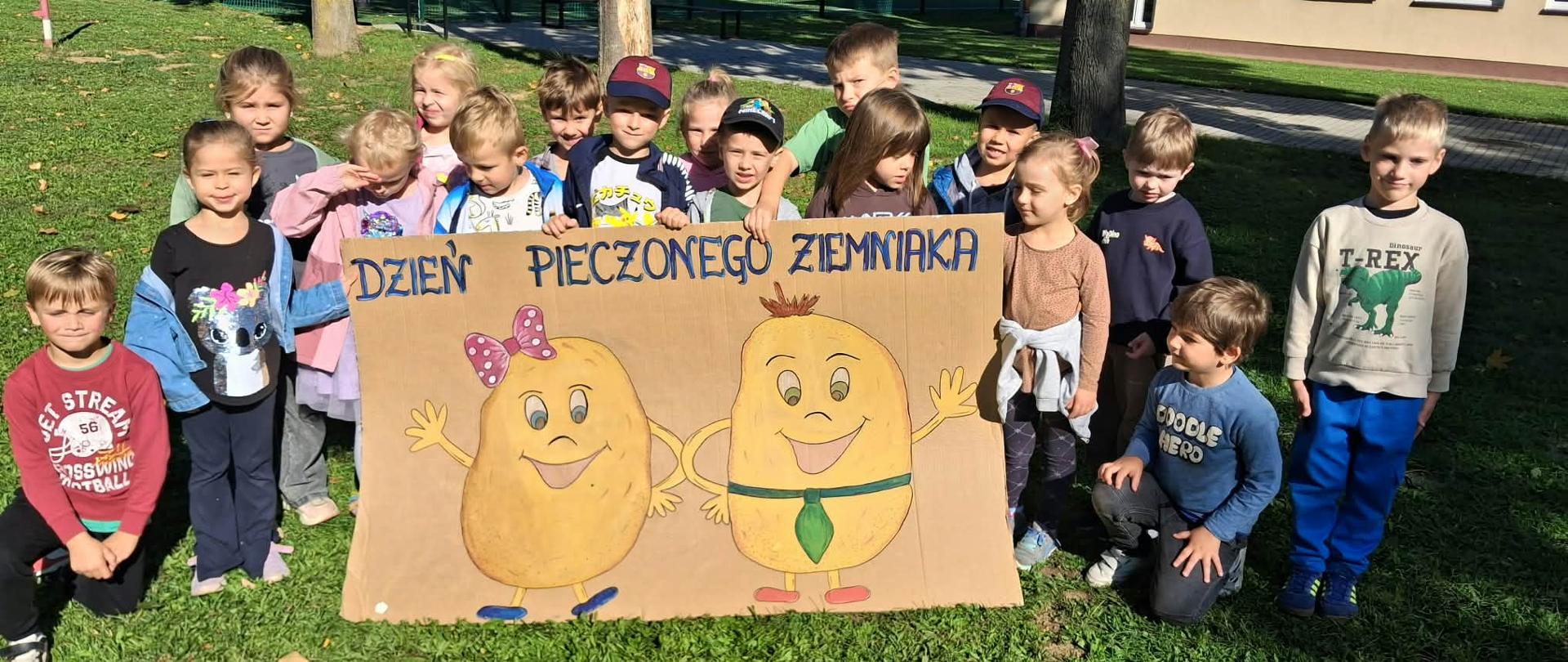 Przedszkolaki wspólnie świętują Dzień Pieczonego Ziemniaka