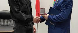 St.sekc. Rafał Smoliński otrzymuje medla Gloria Prasnensis Terrae z rąk Starosty Przasnyskiego Krzysztofa Bieńkowskiego