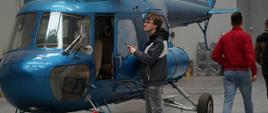Zwiedzanie lotniska - uczeń przy helikopterze