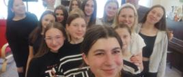 Próba - młodzież przygotowuje się do występu