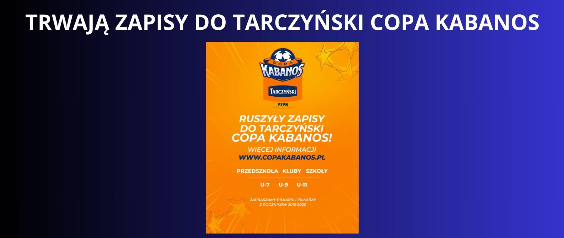 Granatowe tło z białym napisem "Trwają zapisy do Tarczyński Copa Kabanos". Pod napisem pomarańczowy plakat z informacją, że ruszyły zapisy do turnieju dla przedszkoli, klubów i szkół oraz odnośnik do strony internetowej. 