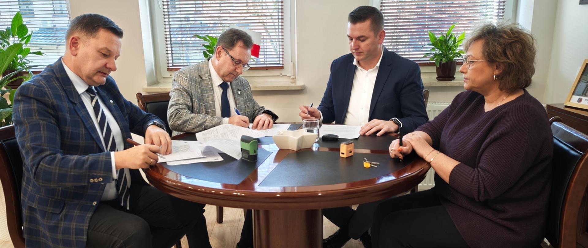 Na fotografii moment podpisania umowy na zakup agregatów, od lewej przy stole siedzi wicestarosta, starosta, przedstawiciel firmy realizującej umowę oraz skarbnik powiatu. Podpisanie umowy ma miejsce w siedzibie urzędu Starostwa Powiatowego w Sokołowie Podlaskim.
