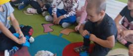 Dzieci wycinają serca z papieru