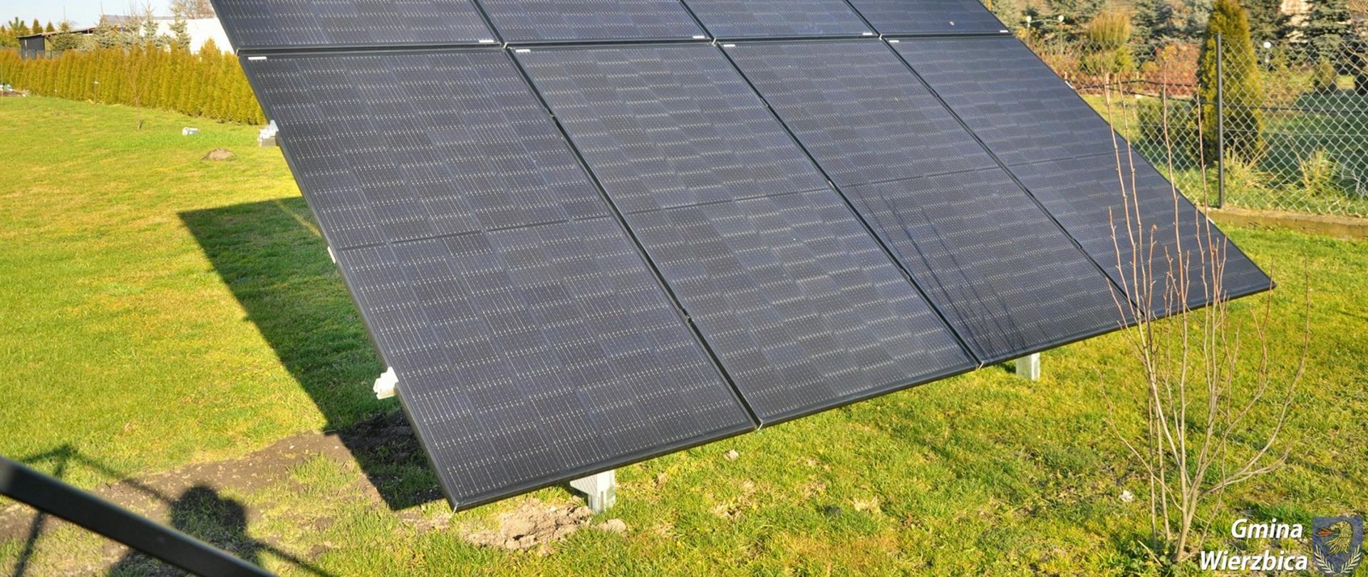 Fotografie ukazujące instalacje odnawialnych źródeł energii zainstalowane w ramach realizacji projektu: Energia odnawialna w Gminie Wierzbica