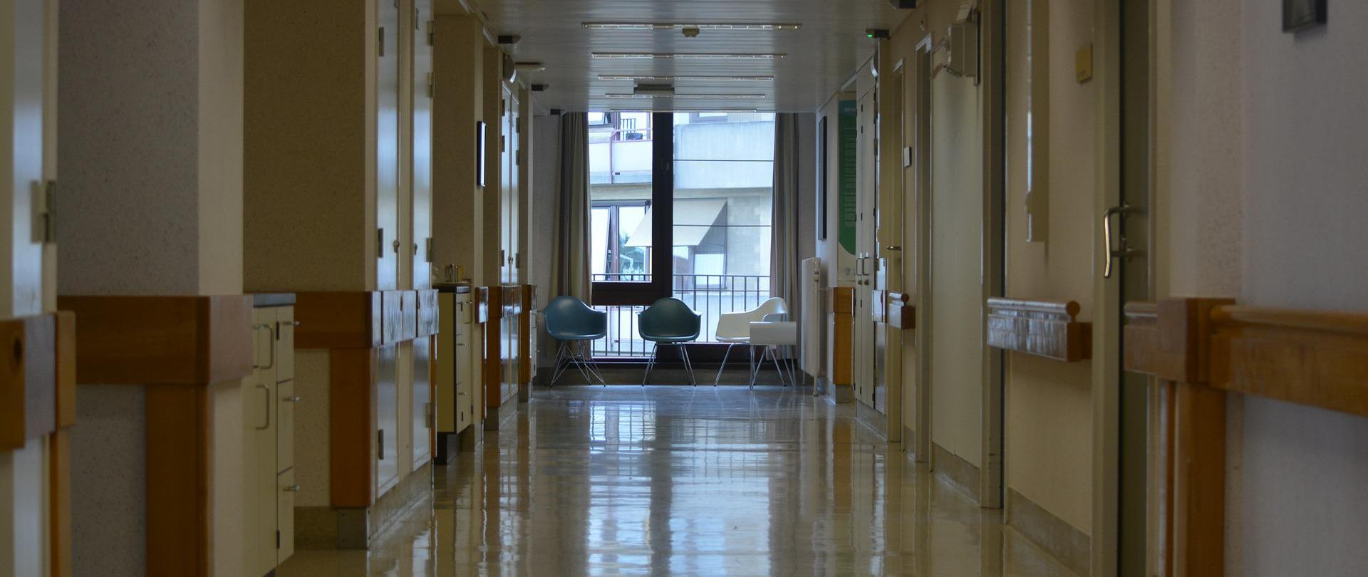 Szpitalny korytarz