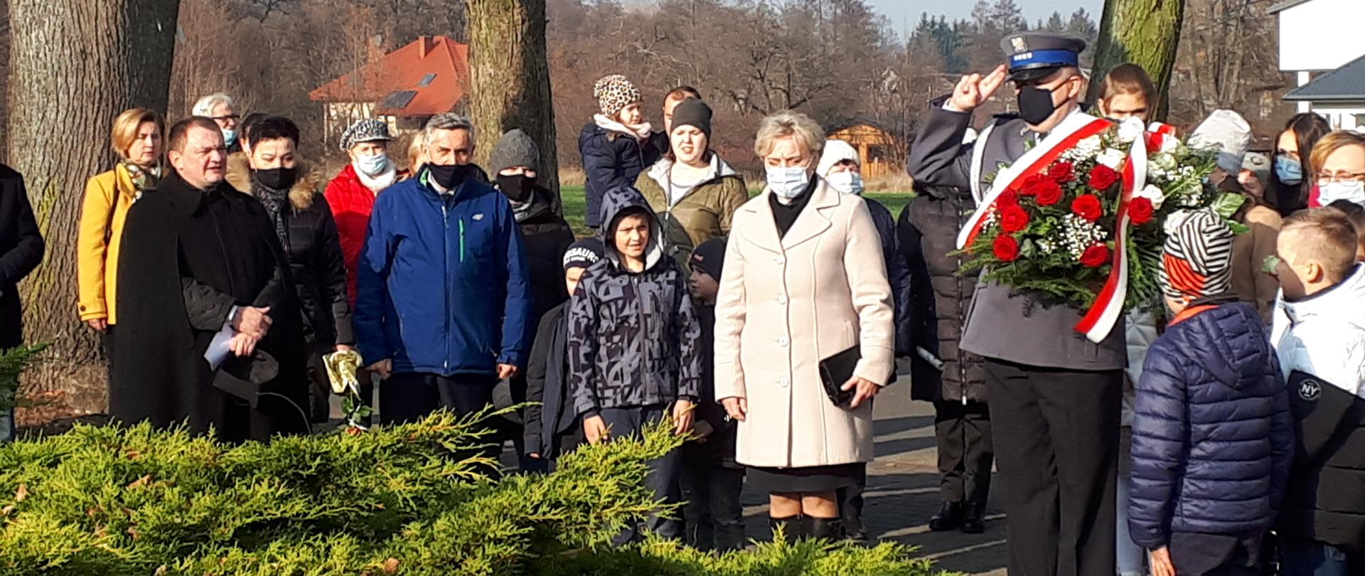 Złożenie kwiatów przy pomniku w Repkach