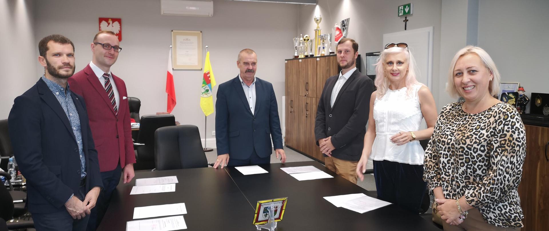 Zdjęcie wykonano w gabinecie Starosty Przasnyskiego. Fotografia przedstawia Wicestarostę Przasnyskiego Waldemara Trochimiuka oraz pięciu nauczycieli odbierających mianowanie na wyższy stopień zawodowy.