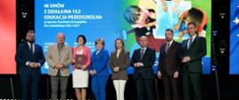 ludzie podczas uroczystości podpisania umów o dofinansowanie projektu