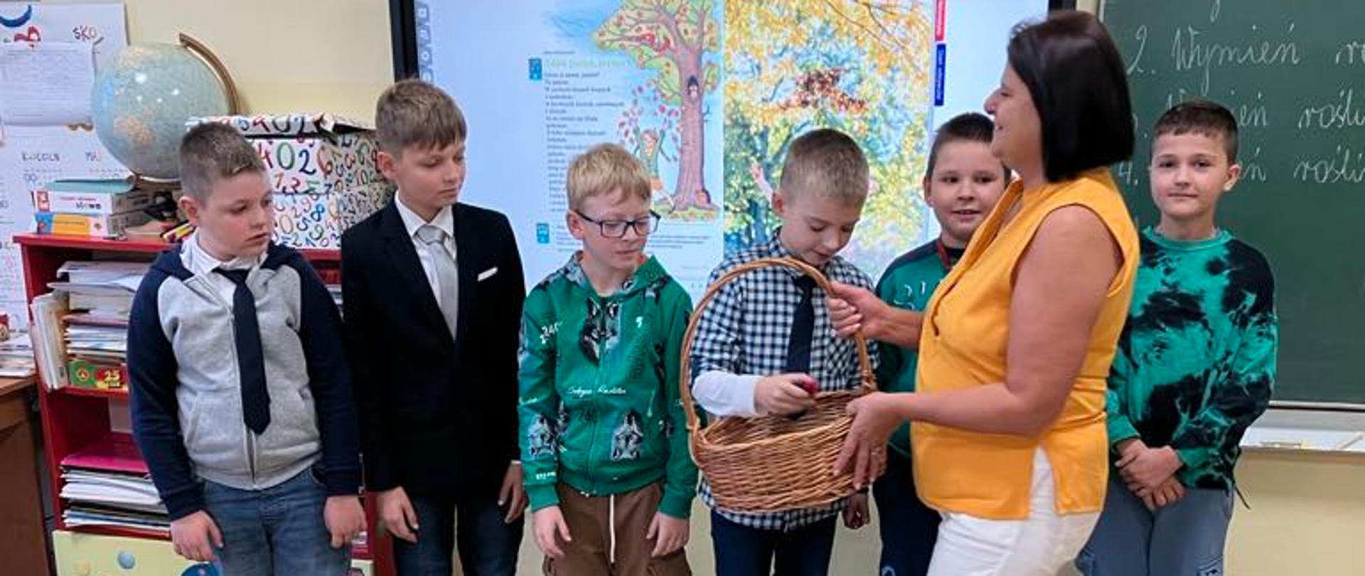 uczniowie dostają cukierki