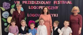 Nauczycielki, Dyrekcja i nagrodzone dzieci pozują do zdjęcia