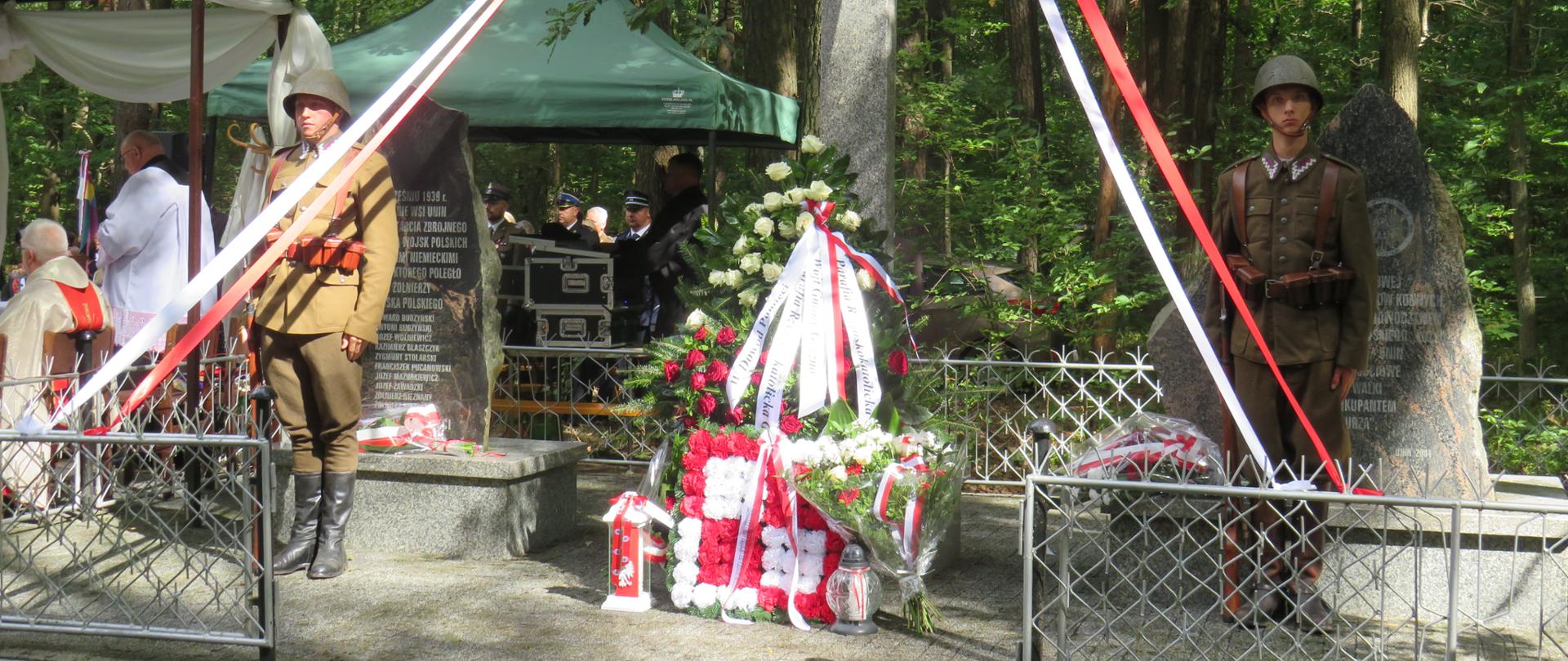 Złożenie kwiatów pod pomnikiem 