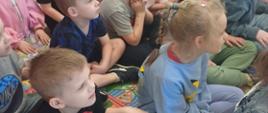 Dzieci oglądające spektakl