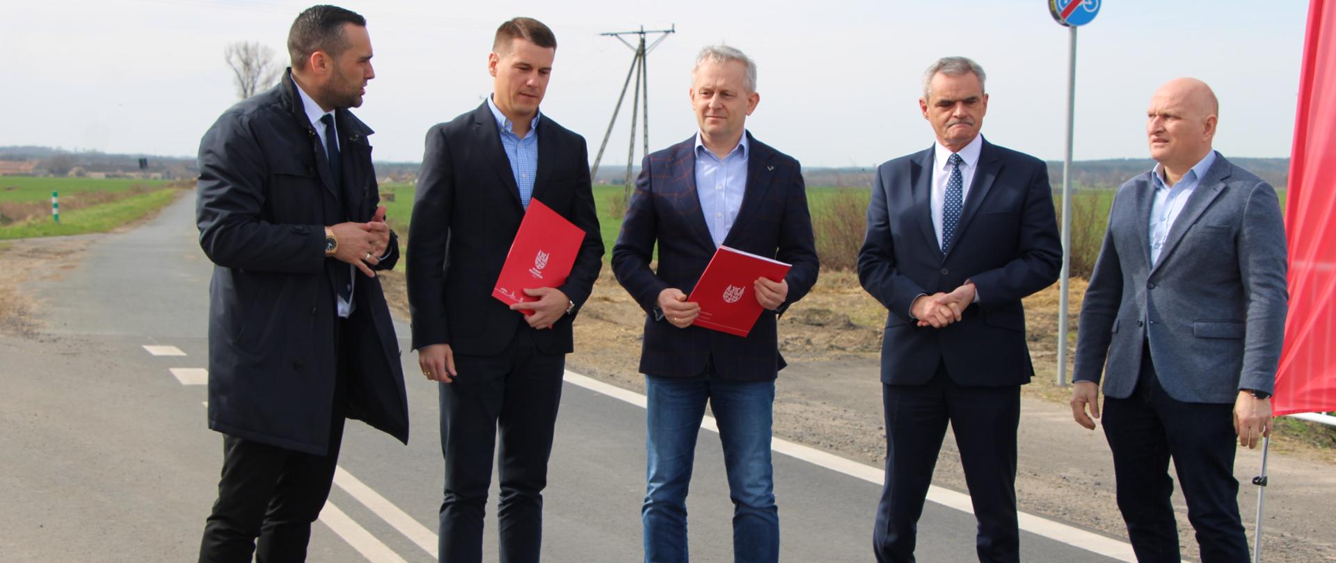 mężczyźni stoją na drodze 