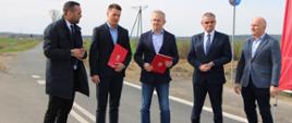 mężczyźni stoją na drodze 