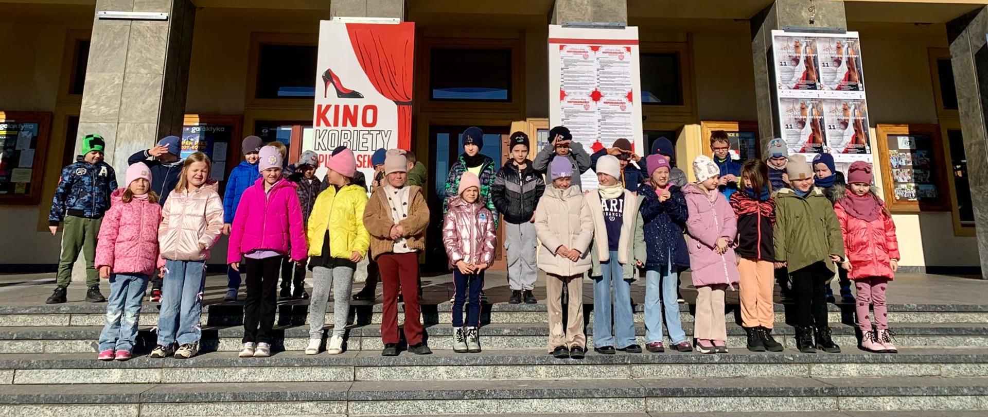 Uczniowie klas I a i I b ustawieni przed wejściem do SCK w Mielcu.