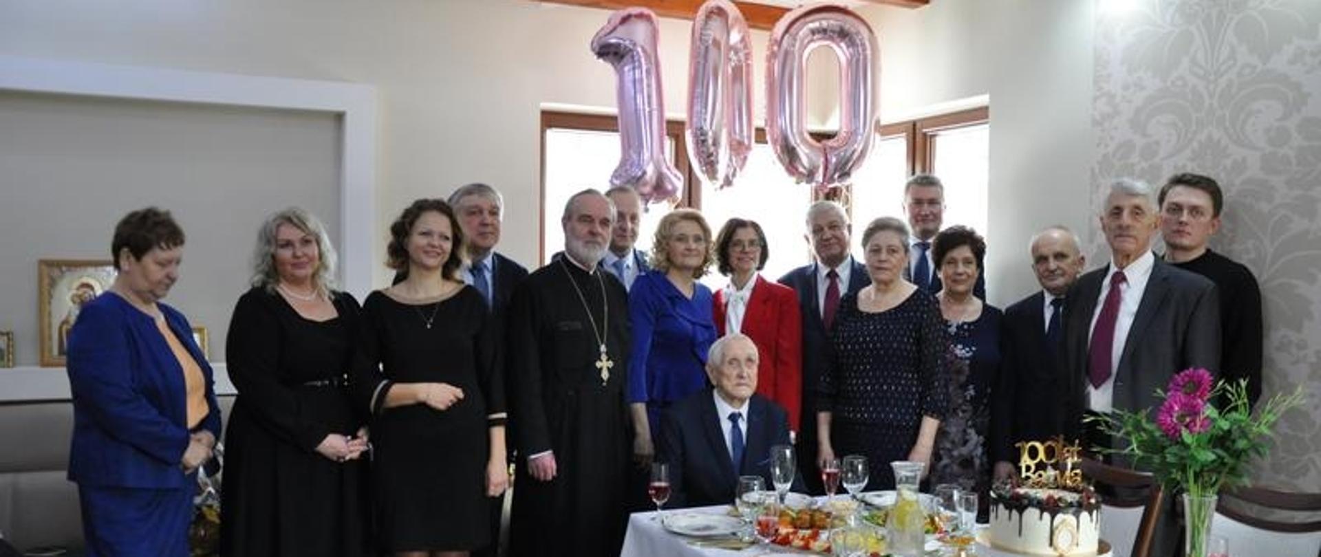Uczestnicy wydarzenia składają życzenia Panu Bazylowi