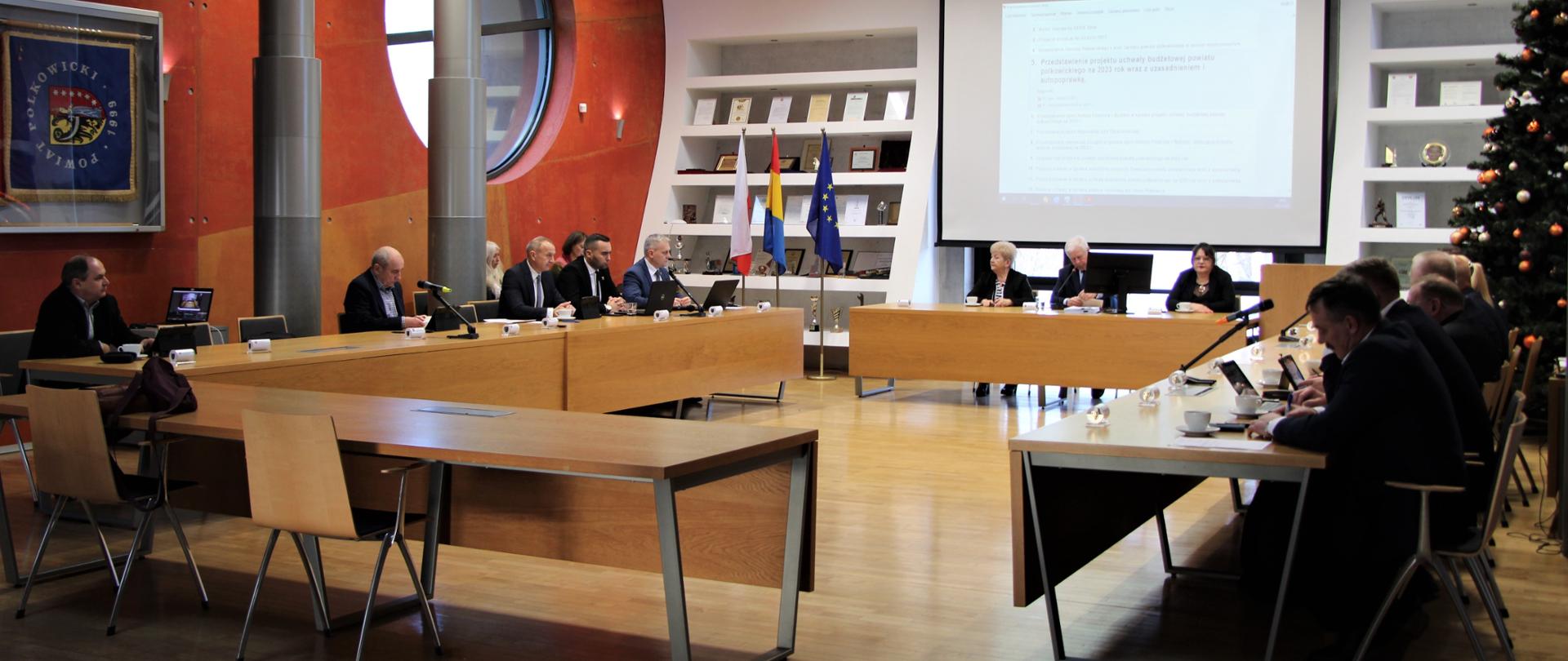 Radni Powiatu Polkowickiego obradują podczas sesji 