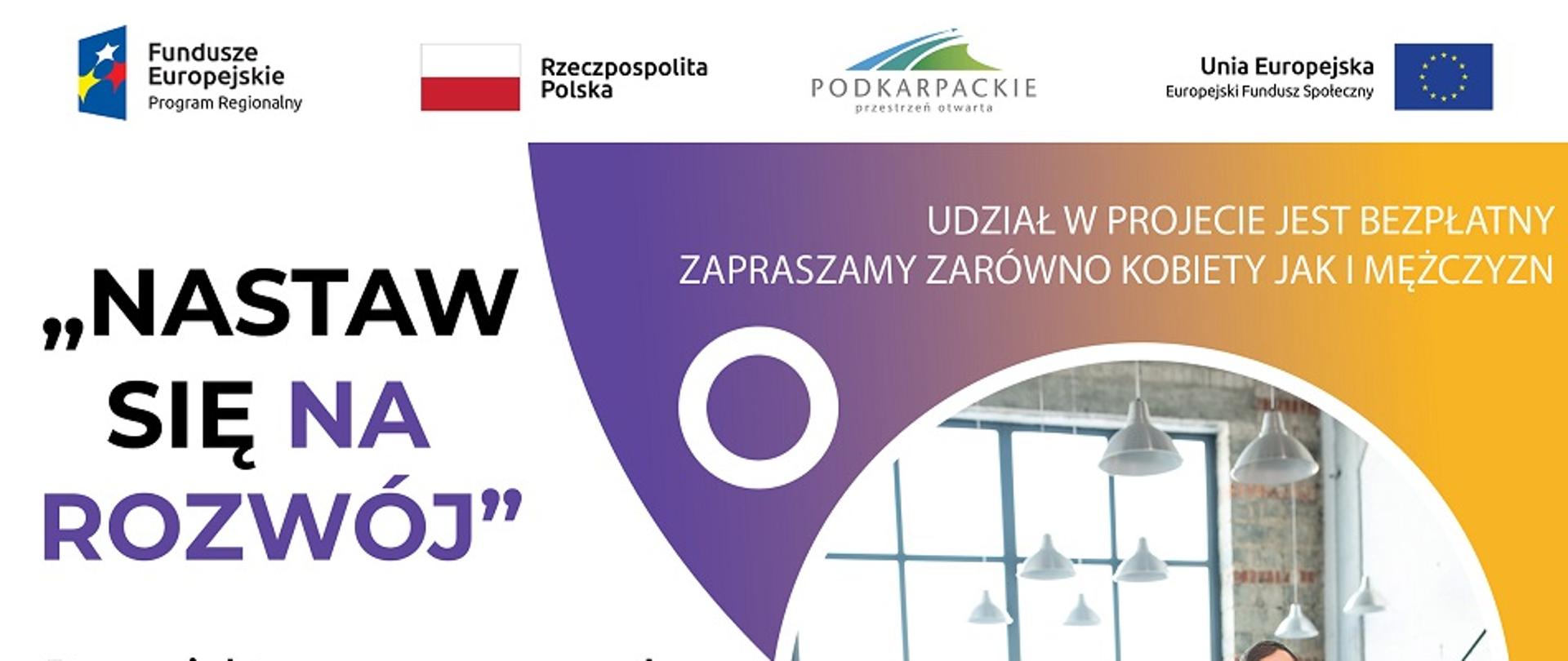 Po prawej stronie czworo młodych uśmiechniętych ludzi jedna kobieta siedzi na wózku inwalidzkim. 