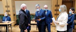 Przewodniczący Rady, Starosta Hajnowski, Wicestarosta oraz Zastępca Naczelnika Wydziału Budownictwa i Ochrony Środowiska gratulują kolejnemu z nagrodzonych rolników