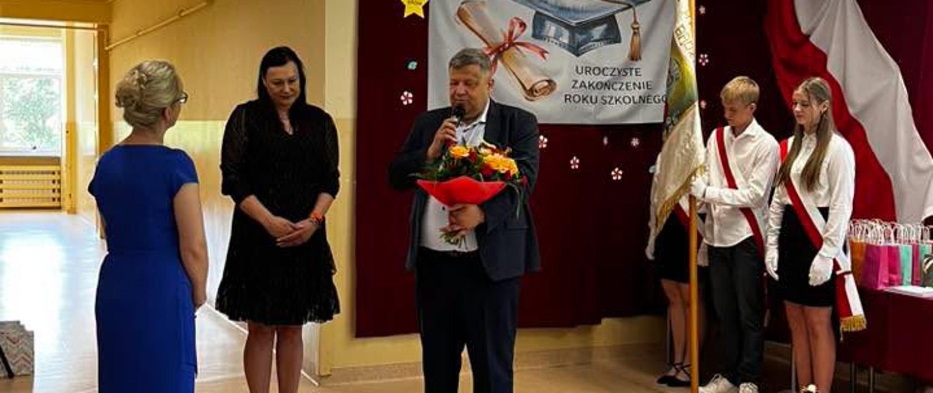 Pożegnanie Pani dyrektor przez wójta gminy i zastępcę, wręczenie kwiatów