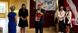 Pożegnanie Pani dyrektor przez wójta gminy i zastępcę, wręczenie kwiatów