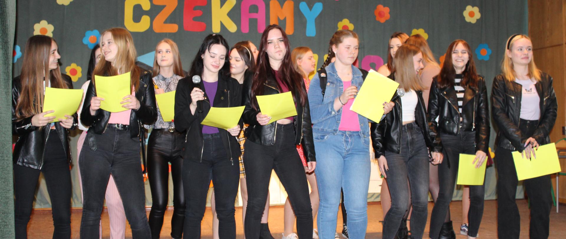 Uczennice szkoły podczas występu w szkole