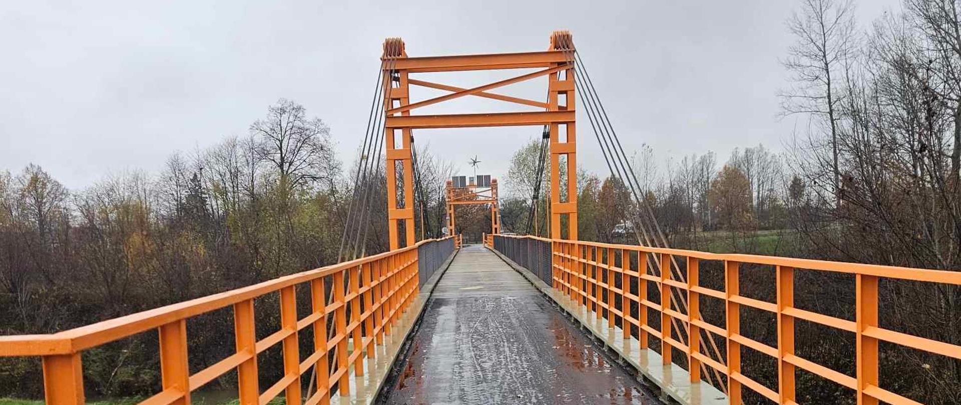 most po obu stronach pomarańczowe barierki 