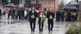 Wójt i Radni Gminy z wieńcem i zniczami