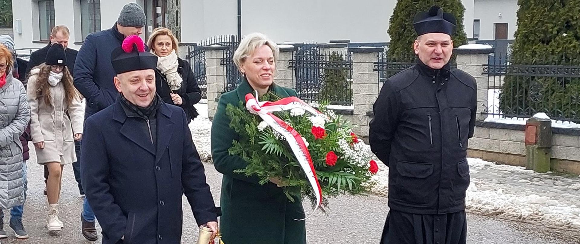 Przemarsz na miejscowy cmentarz