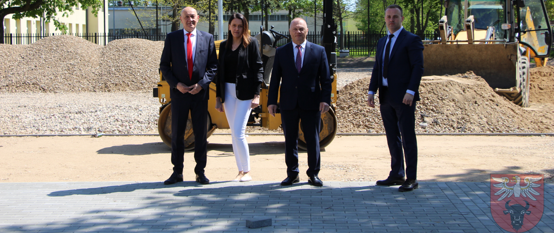 Na placu budowy ZSA w Zambrowie znajdują się 4 osoby. Od lewej Starosta Zambrowski, dyrektor ZSA, Wiceminister Rolnictwa i Rozwoju Wsi oraz Wicestarosta Zambrowski.