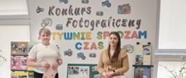 Panie nauczycielki zaangażowane w organizację konkursu pozują do wspólnego zdjęcia na tel ścianki promującej konkurs
