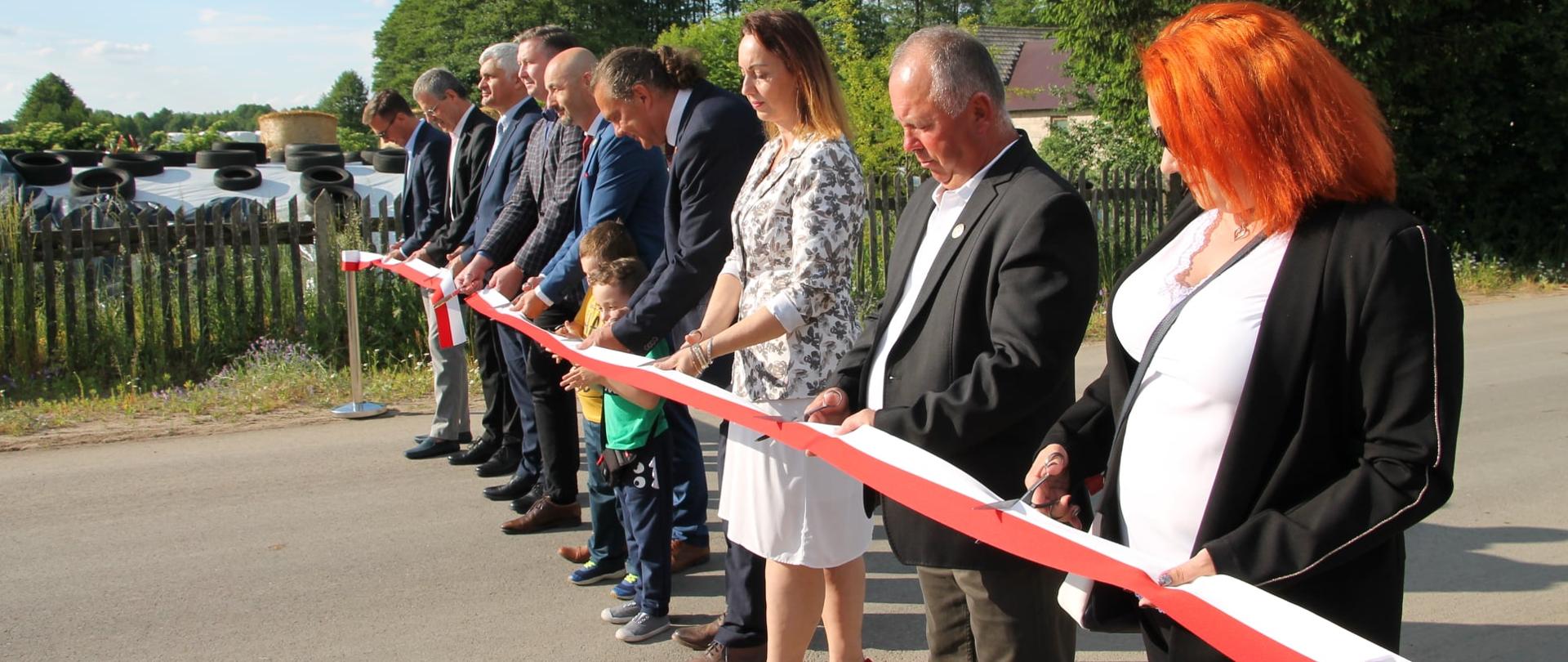 Uroczyste otwarcie drogi w Izbiszczach - przecięcie wstęgi.
