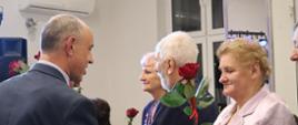 ZŁOTY JUBILEUSZ PAR MAŁŻEŃSKICH - Wręczenie Jubilatom kwiatów 