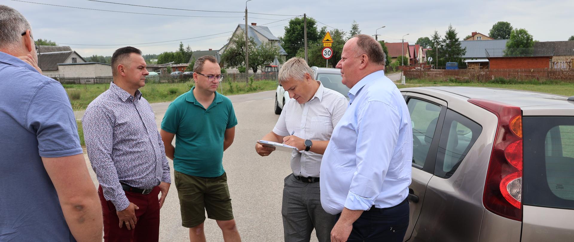 Podpisanie przekazania placu remontu drogi Sowlany – Karakule, grupa mężczyzn